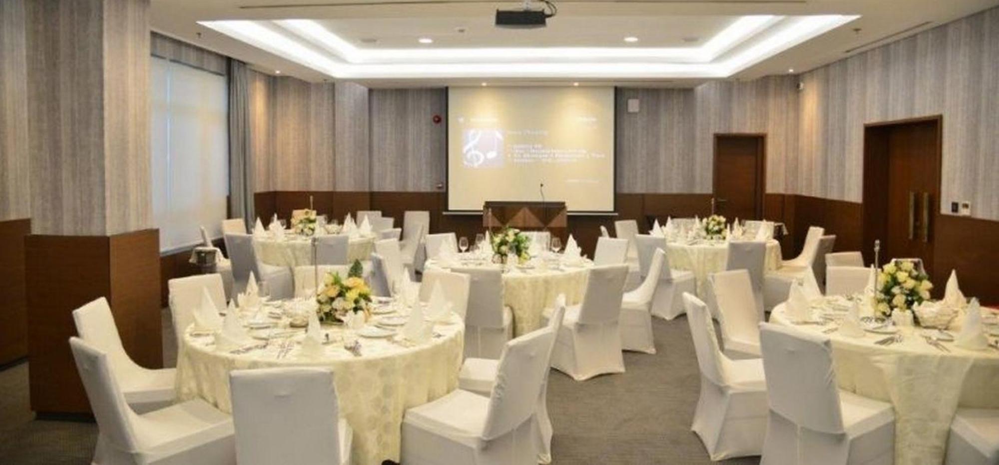 Room In Lodge - The Envoy Hotel And Suites Abuja Buitenkant foto