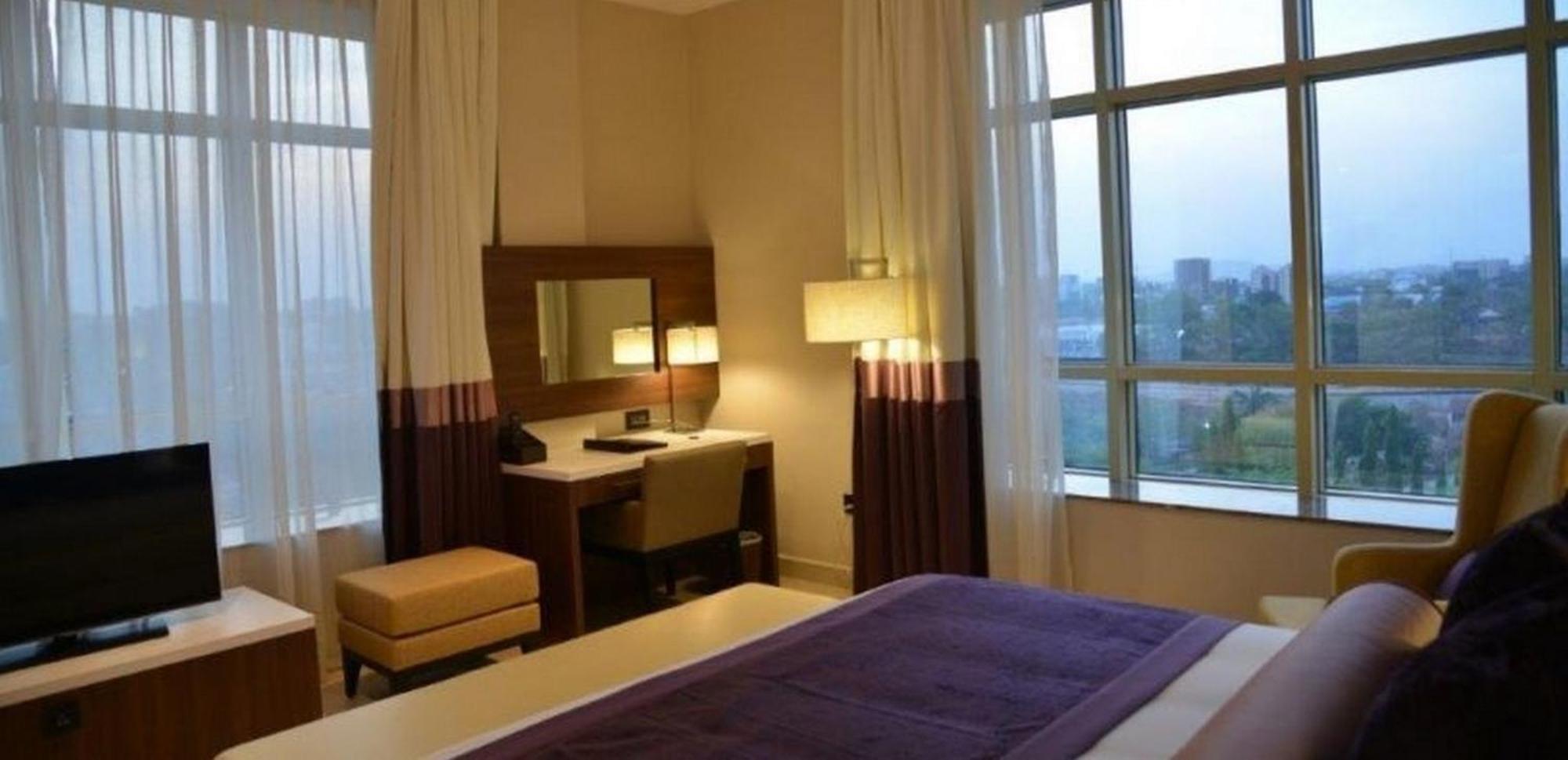 Room In Lodge - The Envoy Hotel And Suites Abuja Buitenkant foto