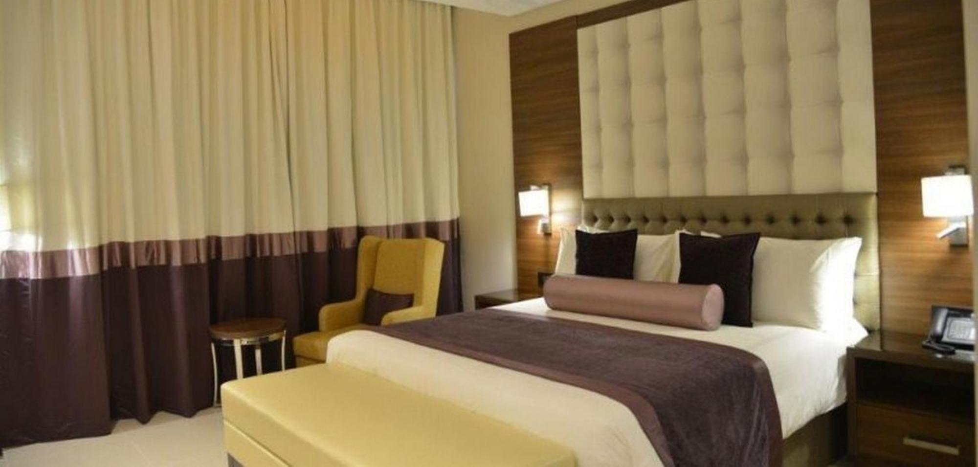 Room In Lodge - The Envoy Hotel And Suites Abuja Buitenkant foto