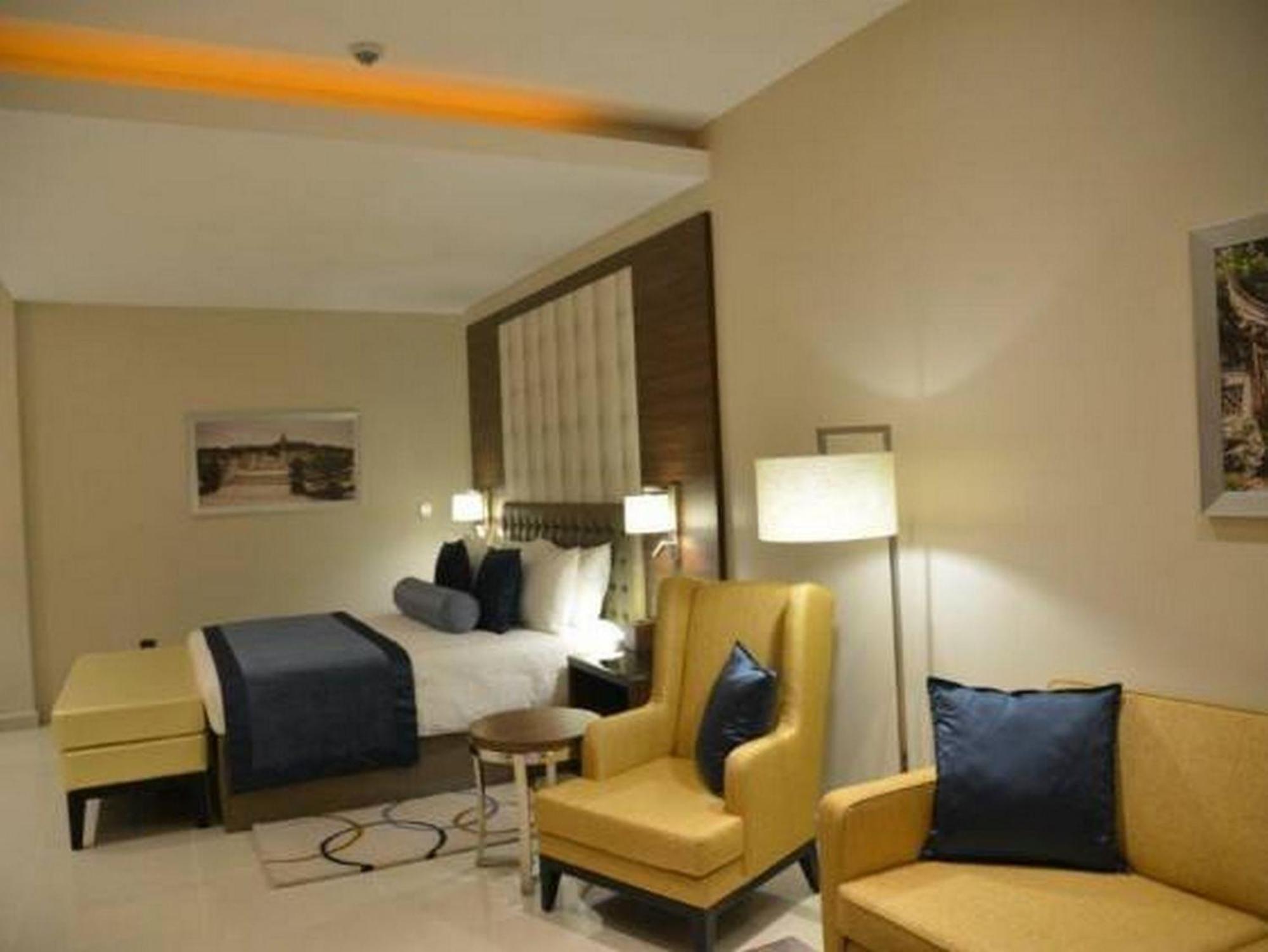 Room In Lodge - The Envoy Hotel And Suites Abuja Buitenkant foto
