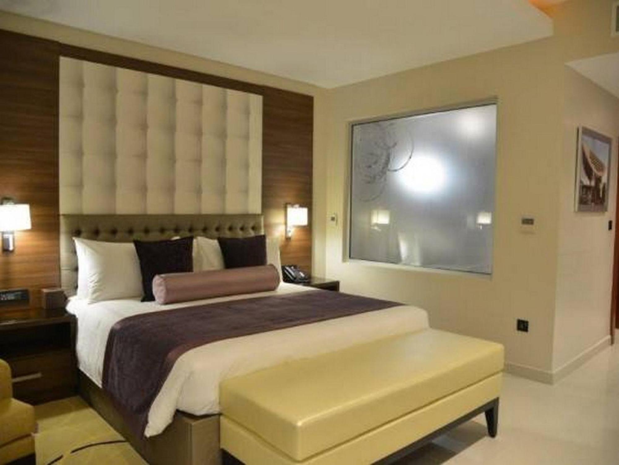 Room In Lodge - The Envoy Hotel And Suites Abuja Buitenkant foto